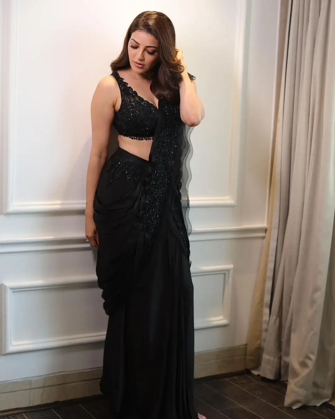 INDIAN ACTRESS KAJAL AGGARWAL IN SLEEVELESS BLACK SAREE 2